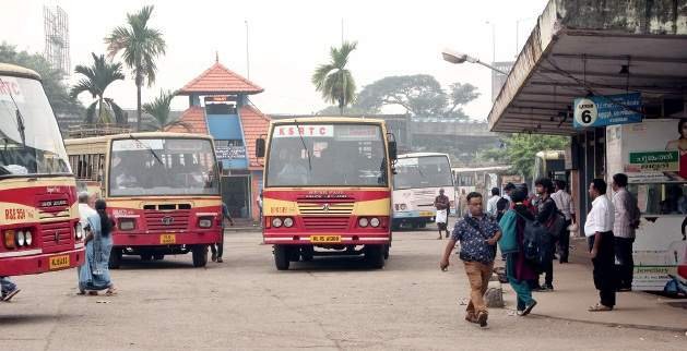 പൊന്മുടിയില്‍ രക്ഷാ പ്രവര്‍ത്തനത്തിന് വേണ്ടി കെഎസ്‌ആര്‍ടിസി 16 ബസുകള്‍ വിട്ടുനൽകി