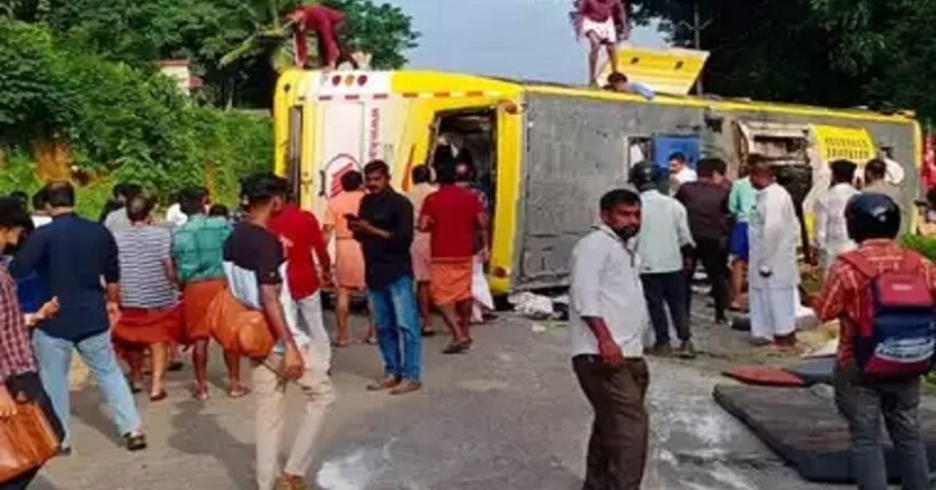 പാലക്കാട് ബസ് മറിഞ്ഞ് അപകടം; രണ്ട് മരണം, നിരവധി പേര്‍ക്ക് പരിക്ക് Palakkad Bus Accident