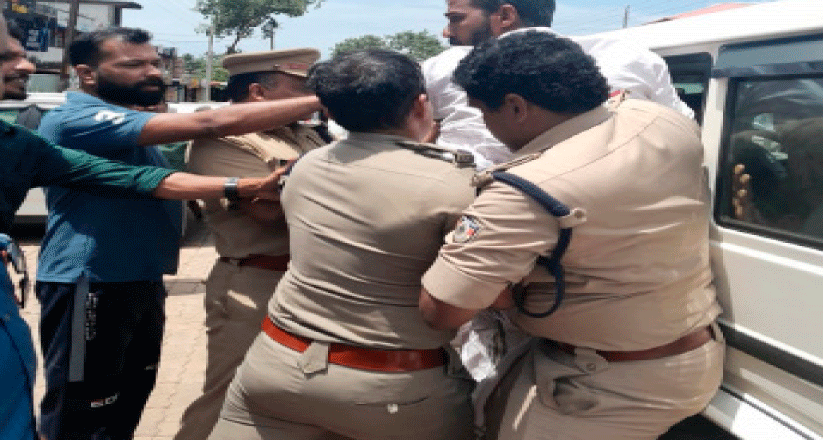 മുഖ്യമന്ത്രിയുടെ ജില്ല സന്ദർശനം; യൂത്ത് കോൺഗ്രസ് ജില്ല പ്രസിഡന്റ് അടക്കം മൂന്നു പേരെ പൊലീസ് കസ്റ്റഡിയിലെടുത്തു  Chief Minister