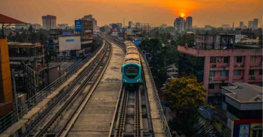 ഗാന്ധി ജയന്തി ദിവസത്തെ യാത്രാ നിരക്ക് ലാഭിക്കാം, പാതിയലധികം ഇളവുമായി കൊച്ചി മെട്രോ Kochi Metro